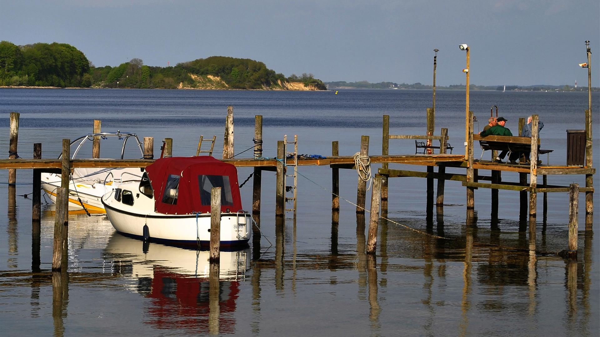 Boote liegen an einem Bootssteg in der Flensburger Förde. Im Hintergrund die Ochseninseln in Dänemark. | NDR, Ralf Feddersen