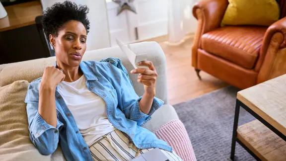 Perimenopause Symptom Hitzewallungen: Eine Frau fächert sich Luft zu