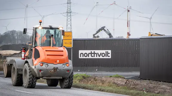 Blick auf das Baufeld der geplanten Batteriezellfabrik der Firma Northvolt bei Heide.