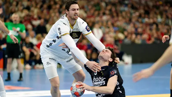 Kiels Hendrik Pekeler (l.) und Flensburgs Niclas Kirkelokke kämpfen um den Ball.