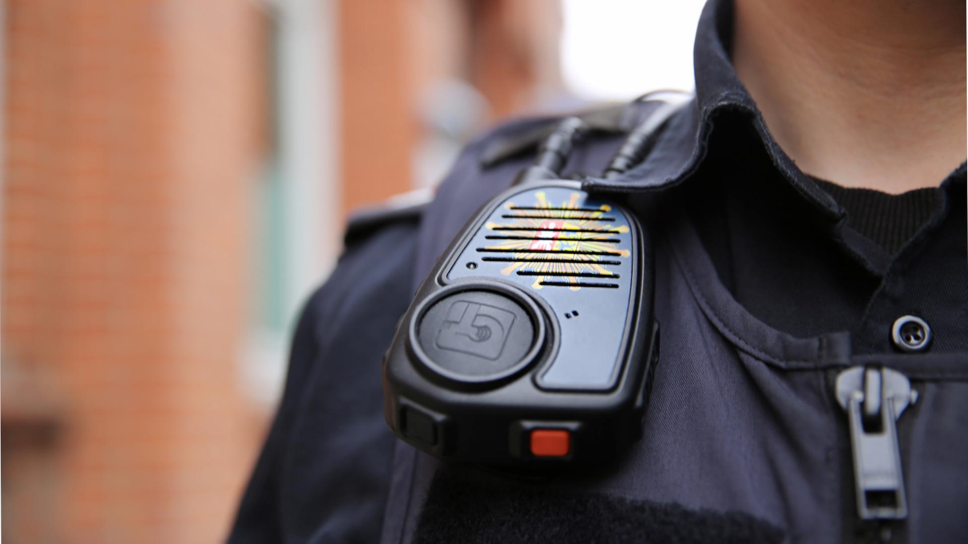 Ein Funkgerät hängt an der Uniform eines Polizisten. | NDR, Pavel Stoyan