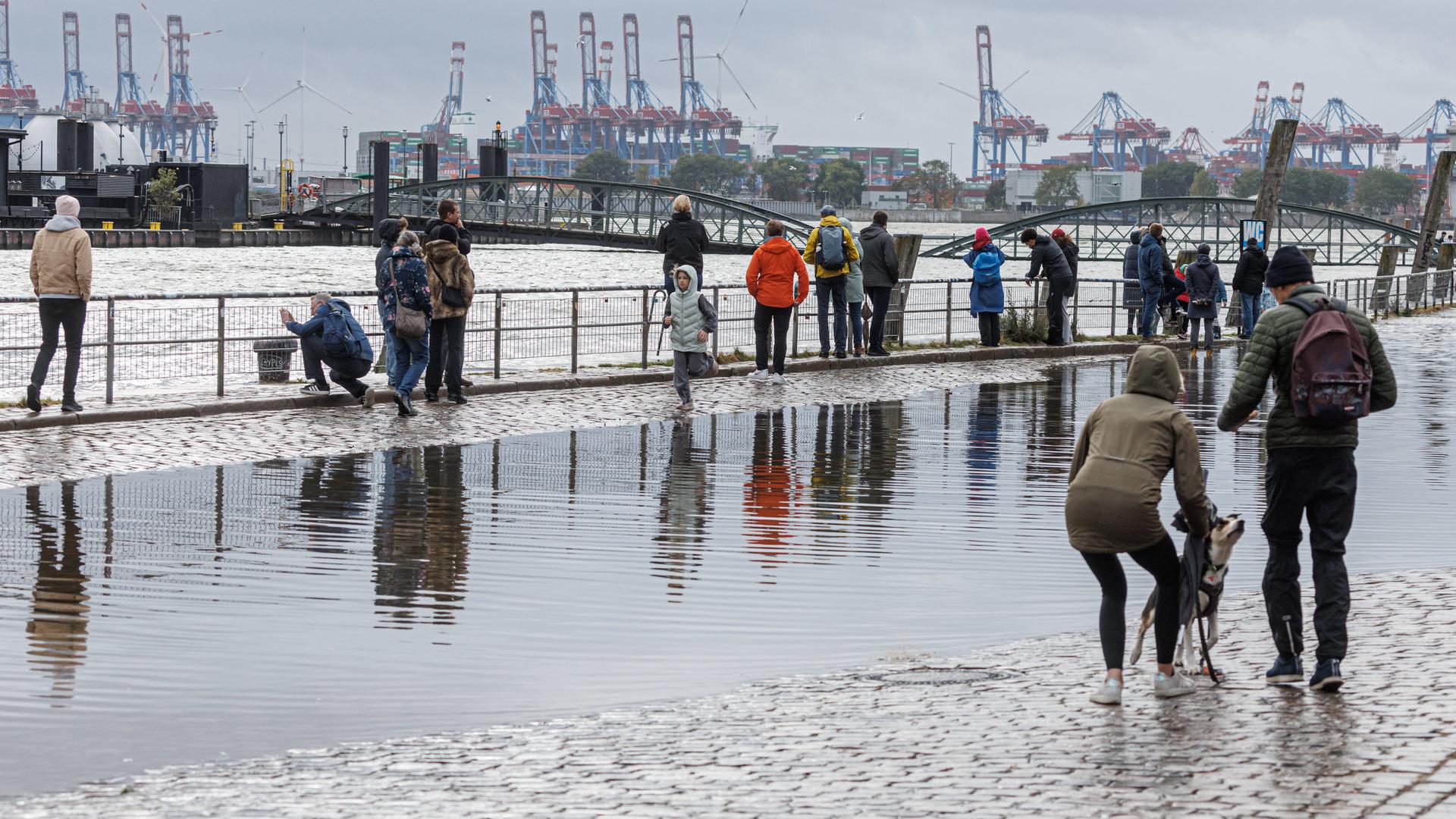 Sturmflut: Fischmarkt in Hamburg kurzzeitig unter Wasser