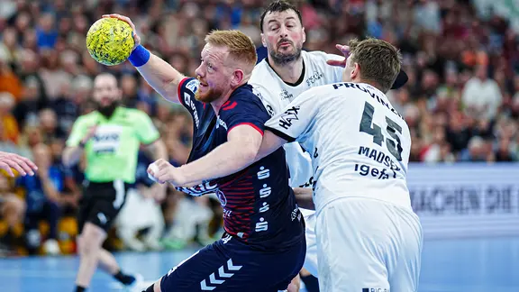 Jim Gottfridsson von der SG Flensburg-Handewitt (l.) im Spiel gegen den THW Kiel