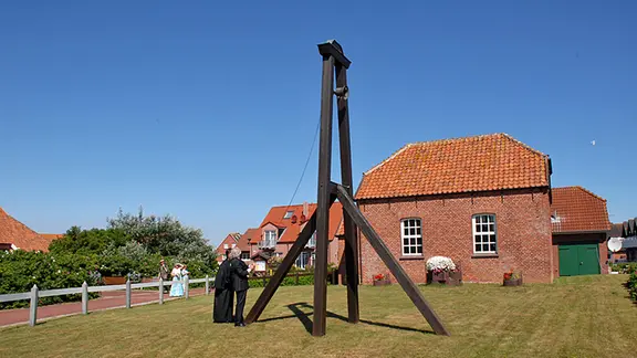 Die holländische Kirchenglocke wurde einst angespült und steht im Vorgarten der Inselkirche. | Kurverwaltung Baltrum Inselglocke auf Baltrum.