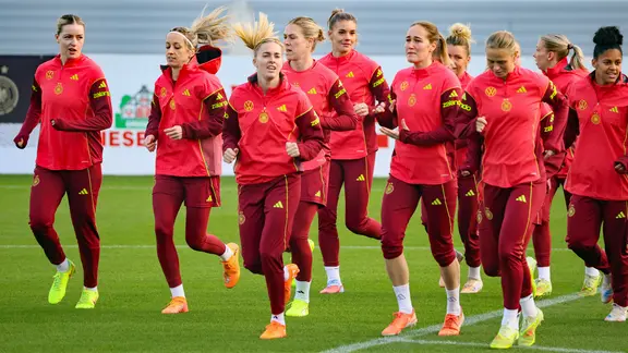 Die DFB-Frauen wärmen sich beim Training auf | IMAGO/Fotostand / Fantini Die DFB-Frauen wärmen sich beim Training auf