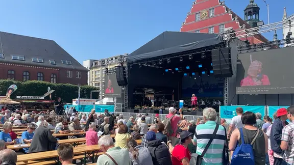 Menschen vor der Bühne am MV-Tag in Greifswald