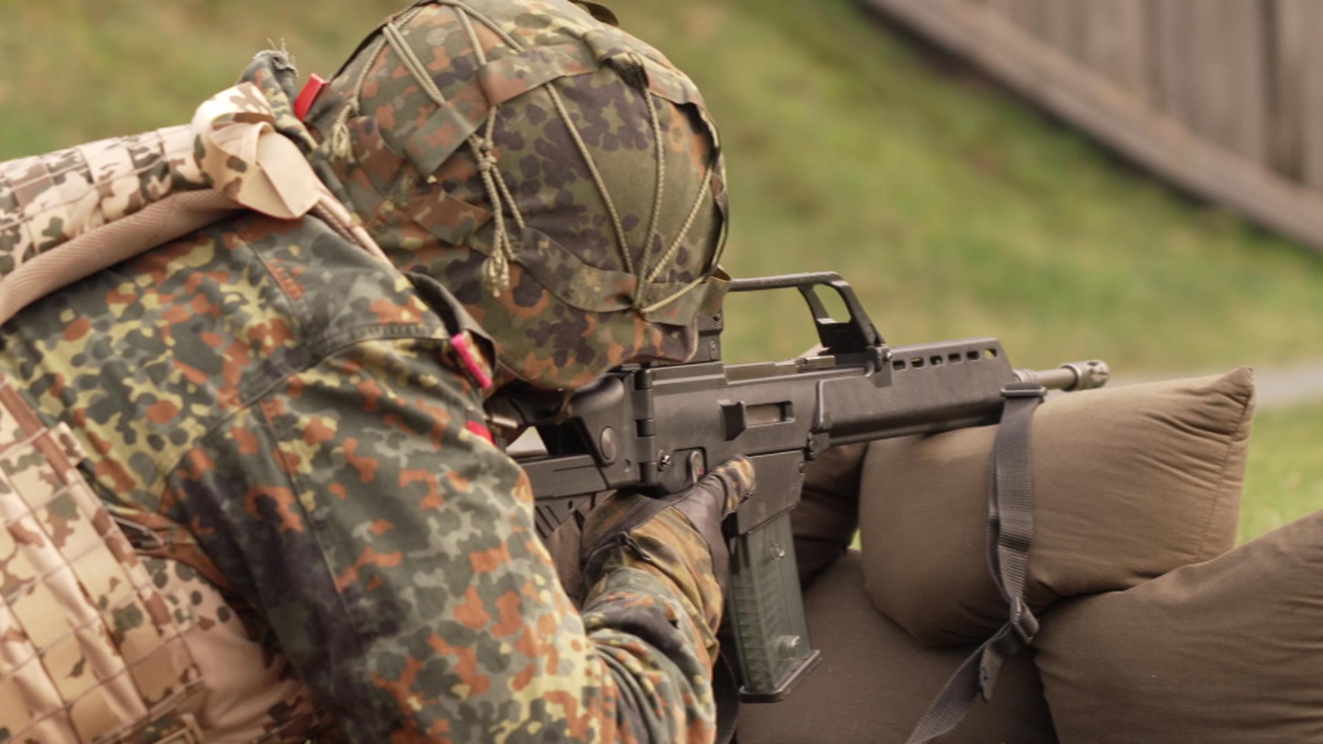 Ein Reservist aus Schleswig-Holstein macht Schießübungen. | NDR Screenshot