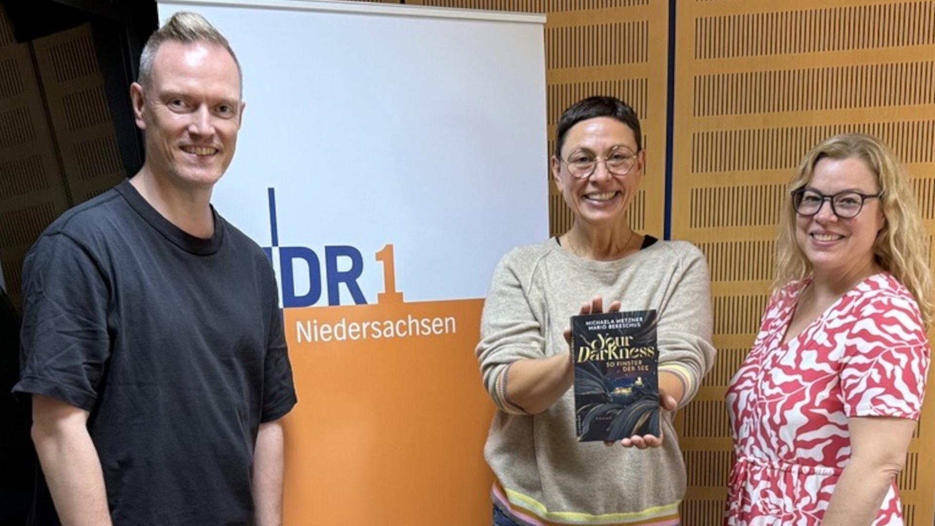 Martina Gilica mit dem Autorenduo Mario Bekeschus und Michaela Metzner | NDR