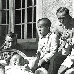 Junge Bewohner einer Kinderfachabteilung