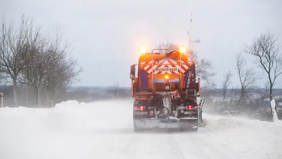 Ein Räumfahrzeug ist auf den Straßen von Schleswig-Holstein unterwegs.