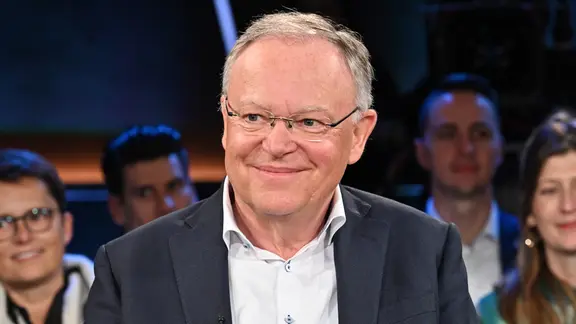 Niedersachsens Ministerpräsident Stephan Weil ist zu Gast in der NDR Talk Show am 11. April 2025.