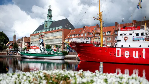 «Georg Breusing» und «Amrumbank» liegen im Ratsdelft vor dem Rathaus. | picture alliance/dpa «Georg Breusing» und «Amrumbank» liegen im Ratsdelft vor dem Rathaus.