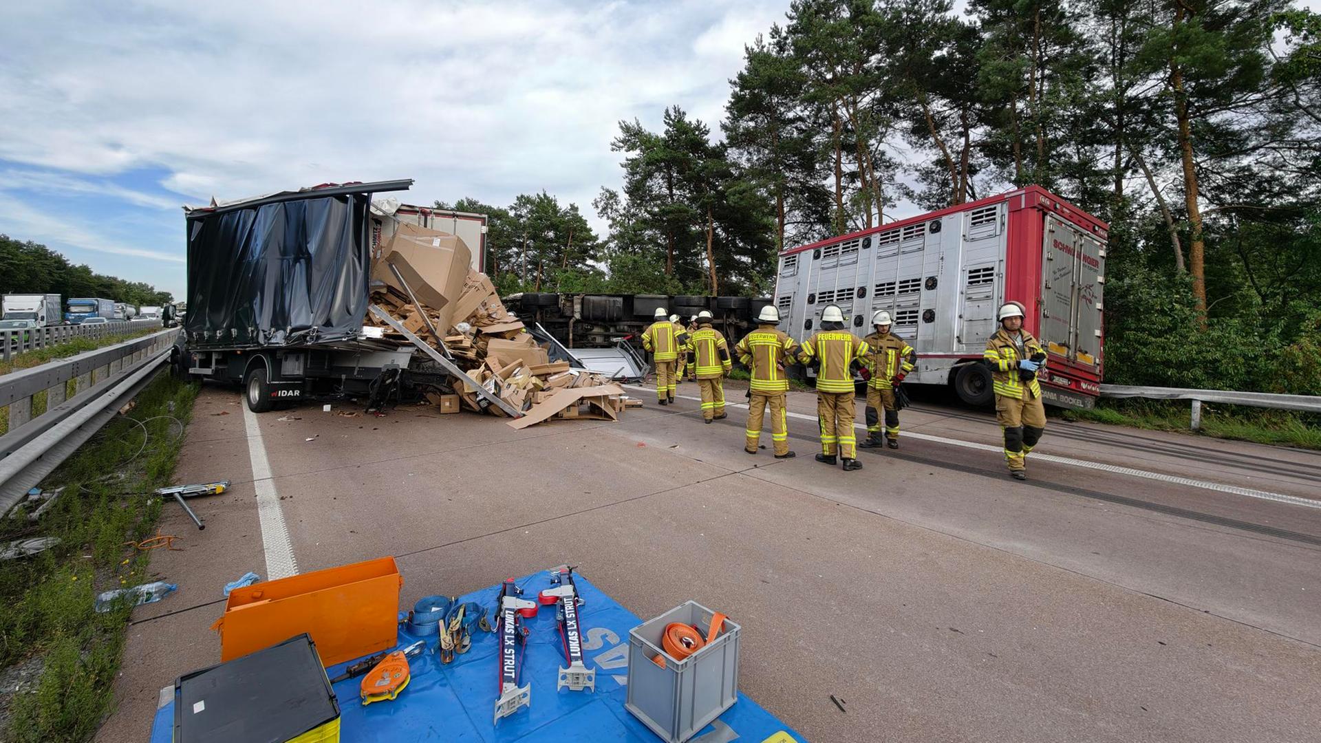 Rettungskräfte bei einem Unfall auf der A1 bei Stuhr | Nord-West-Media TV