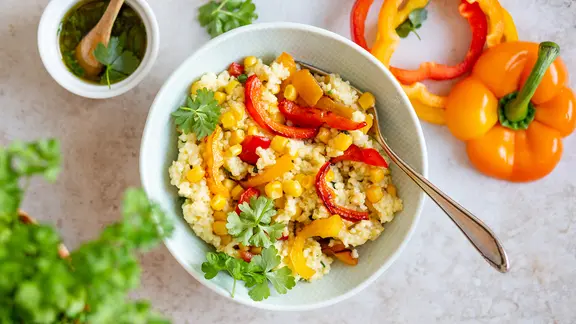 Hirse-Bowl mit Paprika in einer Schüssel.