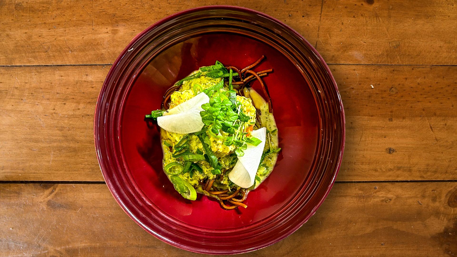 Garnelen in grünem Curry auf einem tiefen Teller angerichtet | Carsten Prehn