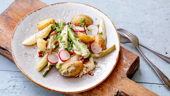 Zweierlei Spargel mit Basilikum-Hollandaise und Pilz-Chips | ndr.de Zweierlei Spargel mit Basilikum-Hollandaise und Pilz-Chips | ndr.de