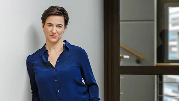 Korinna Hennig, Teamleiterin der NDR Info Wissenschaftsredaktion, im Porträt.