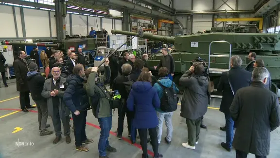Olaf Scholz beim besuch einer Produktionsstätte der Firma Rheinmetall.