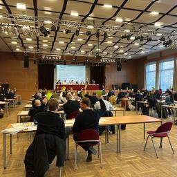 Kreistag Vorpommern-Rügen Mitglieder heben Zettel.