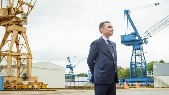 Investor Lars Windhorst auf dem Werksgelände der Nobiskrug am Nord-Ostsee-Kanal.