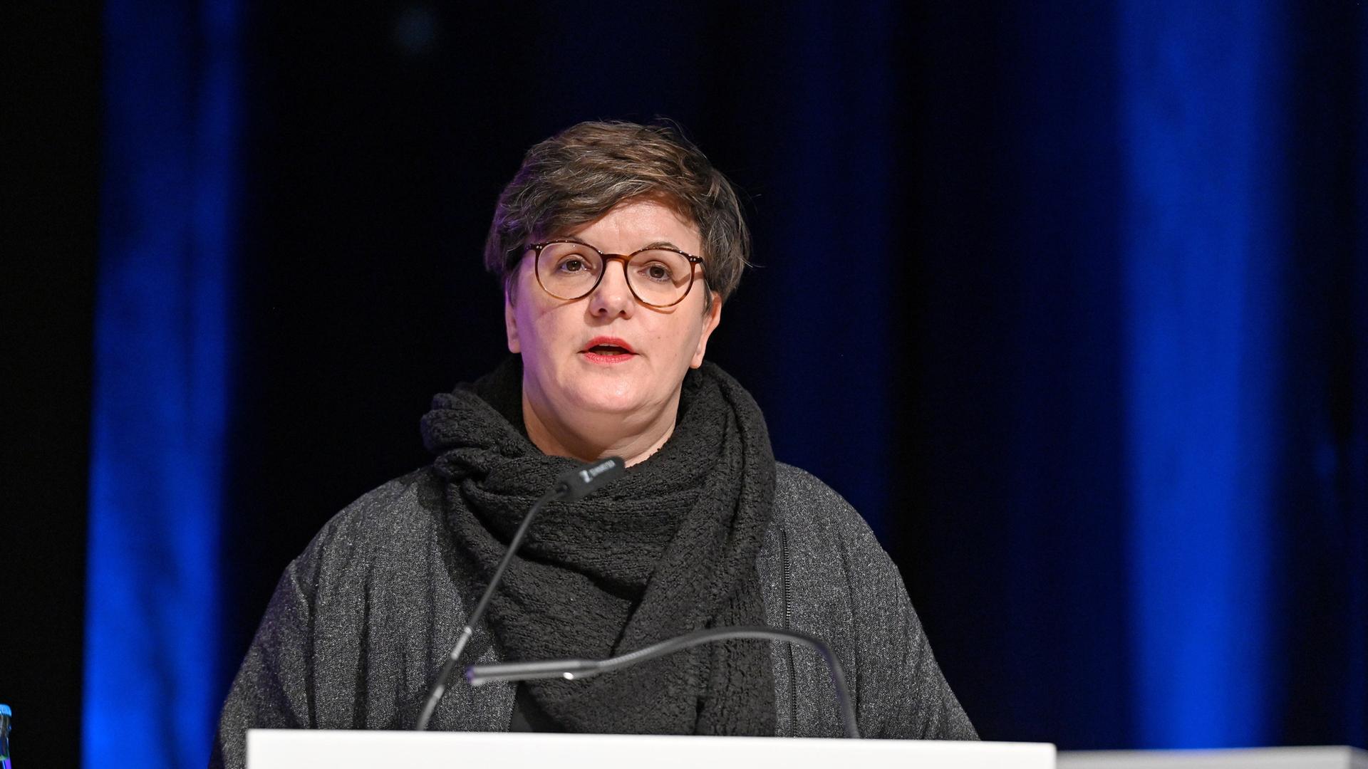 Ein Frau steht an einem Rednerpult. | picture alliance / epd-bild | Heike Lyding