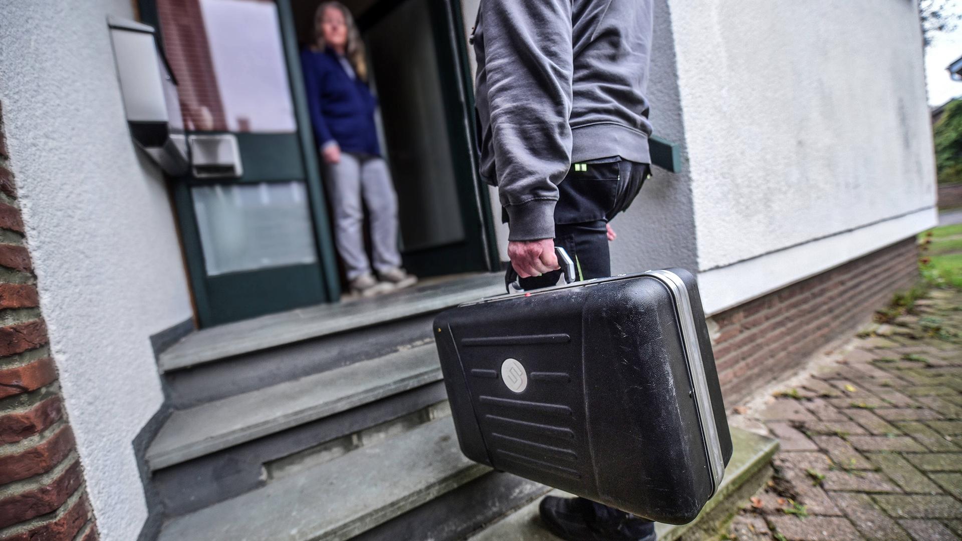 Schwerin: Falsche Elektriker bestehlen Seniorin in ihrer Wohnung