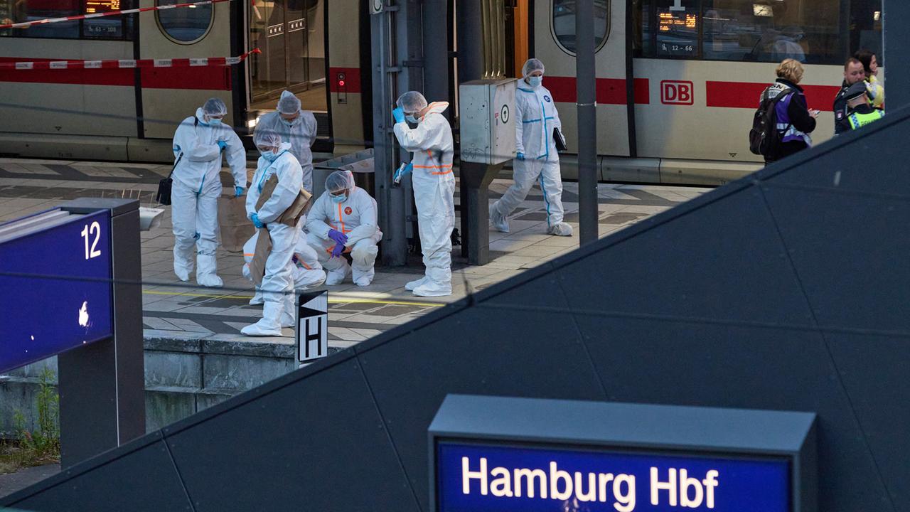 Ermittler am Hamburger Hauptbahnhof am Tag nach einer Messerattacke