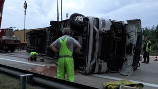 Ein Lkw liegt umgekippt auf der A7 nahe Seevetal.