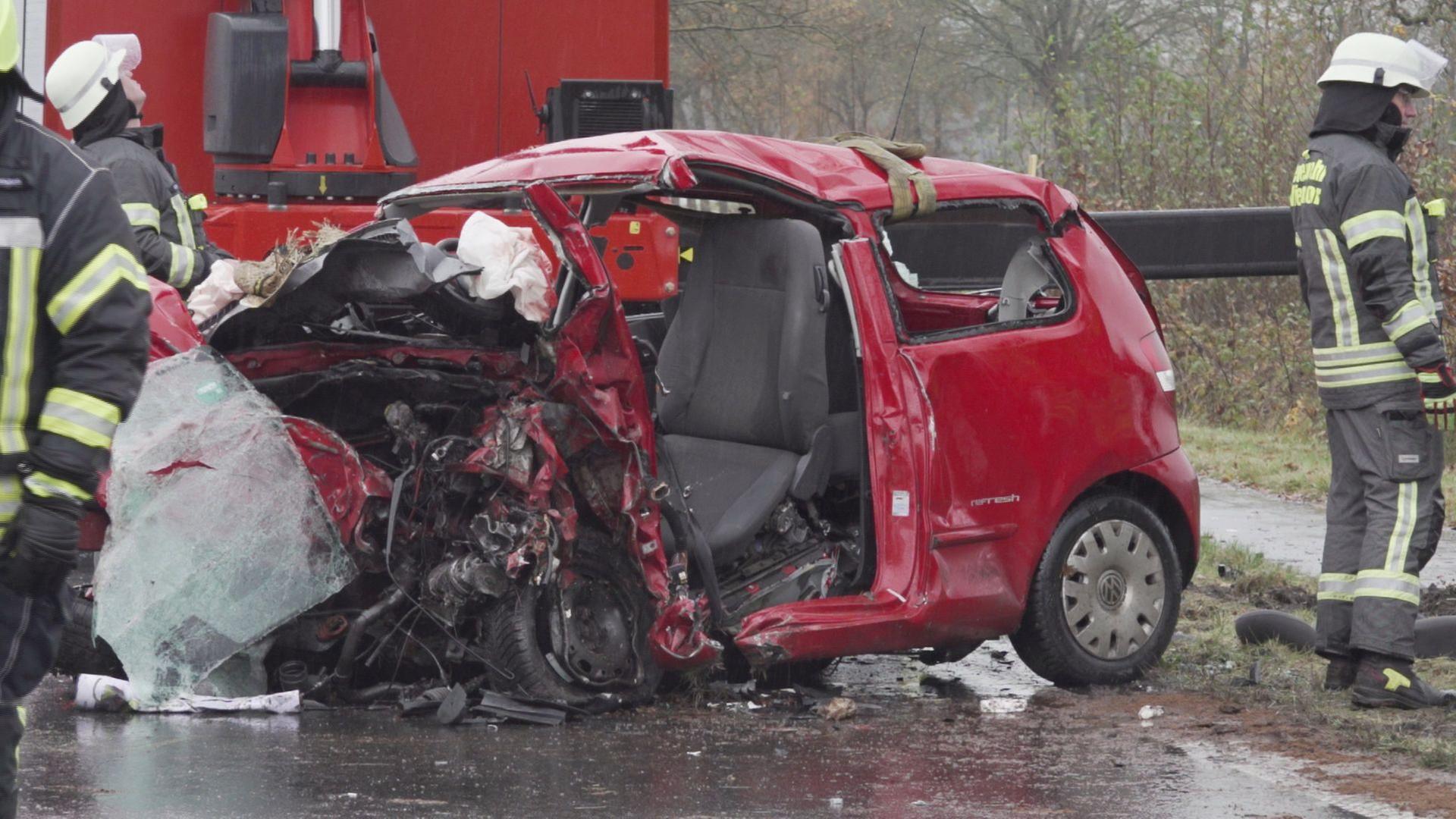 Ein stark beschädigter Pkw steht nach einem Unfall im Landkreis Wittmund auf einer Straße. | NonstopNews