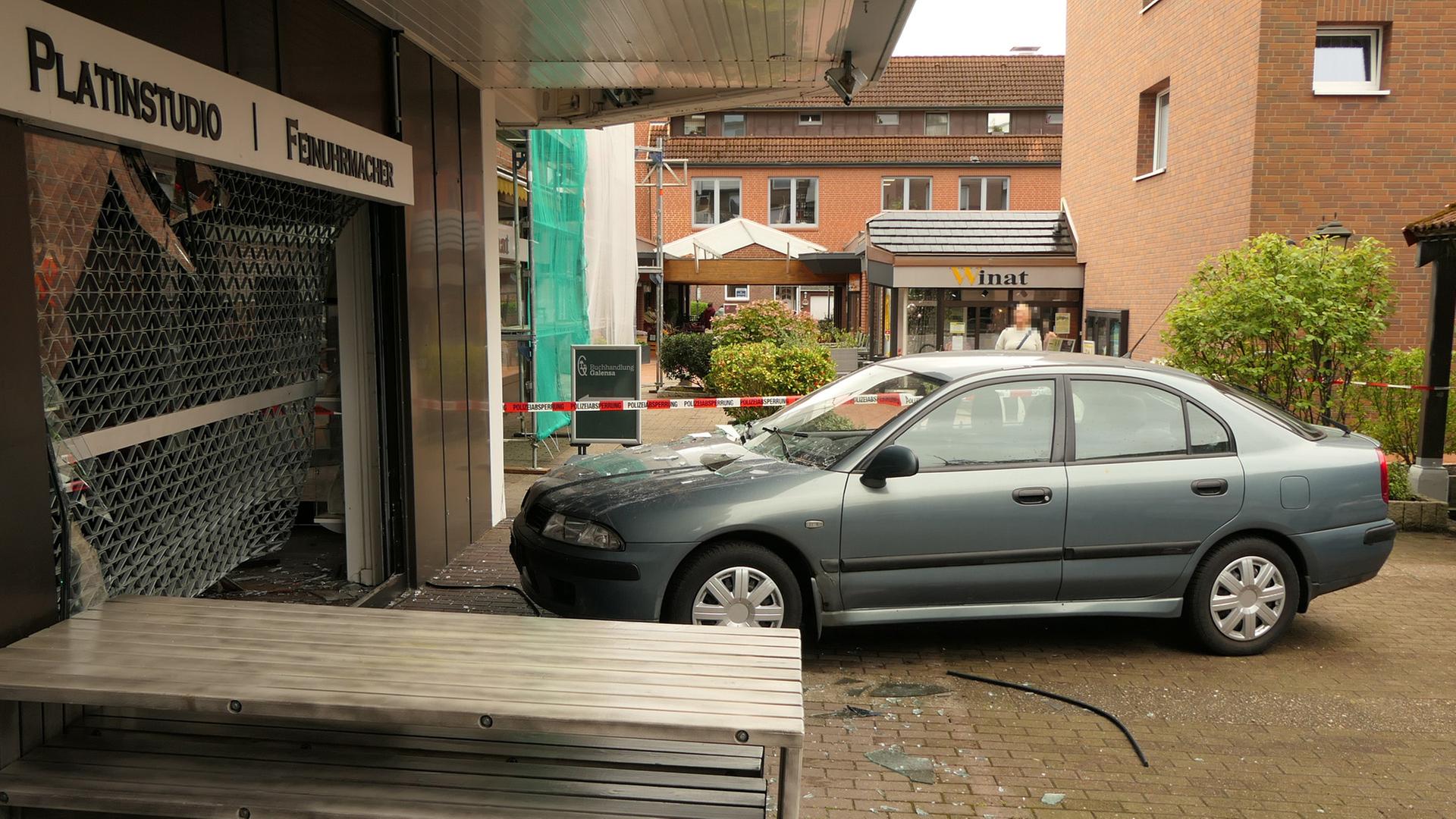 Quickborn: Auto rammt Schaufenster von Juweliergeschäft