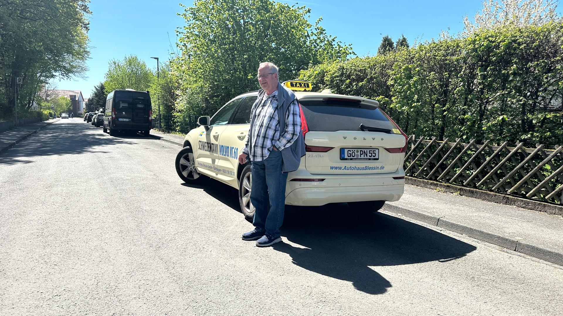 Der Taxifahrer Jörg Polzin steht vor seinem Taxi. | NDR, Doretta Farnbacher