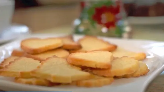 Plätzchen auf einem Teller serviert.