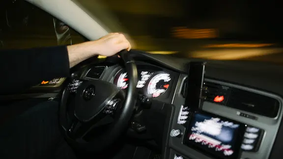 Ein Fahrer am Steuer eines schnell fahrenden Autos. | NDR, Julius Matuschik Ein Fahrer am Steuer eines schnell fahrenden Autos.