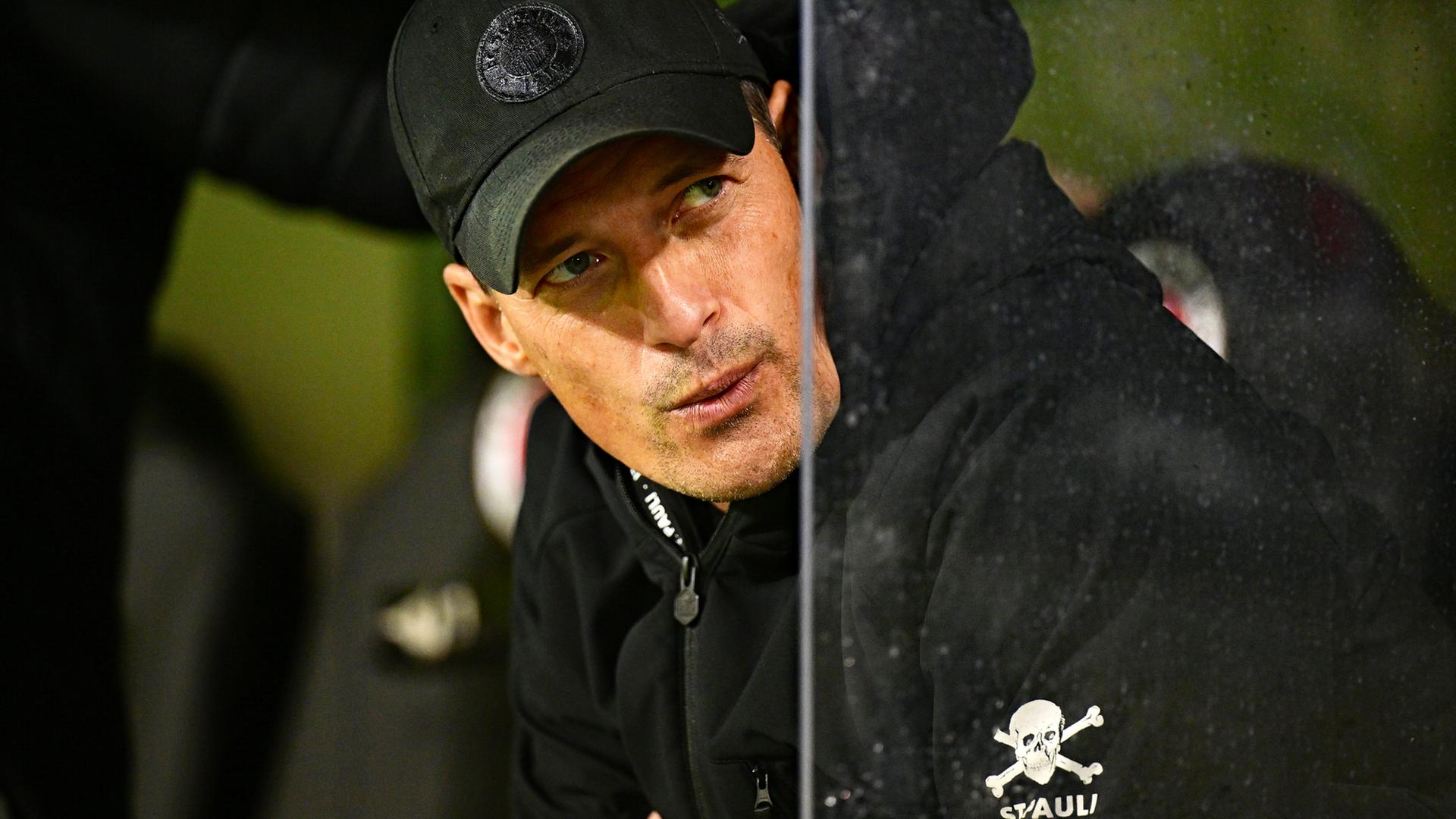 St. Pauli im freien Fall – Göttlich steht trotzdem zu Trainer Blessin