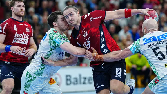 Kent Robin Toennesssen von der SG Flensburg-Handewitt im Bundesliga-Spiel gegen den SC Magdeburg am Ball | IMAGO / Eibner Kent Robin Toennesssen von der SG Flensburg-Handewitt im Bundesliga-Spiel gegen den SC Magdeburg am Ball