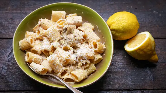 Nudeln mit Steinpilz-Ricotta-Pesto auf einem Teller serviert.