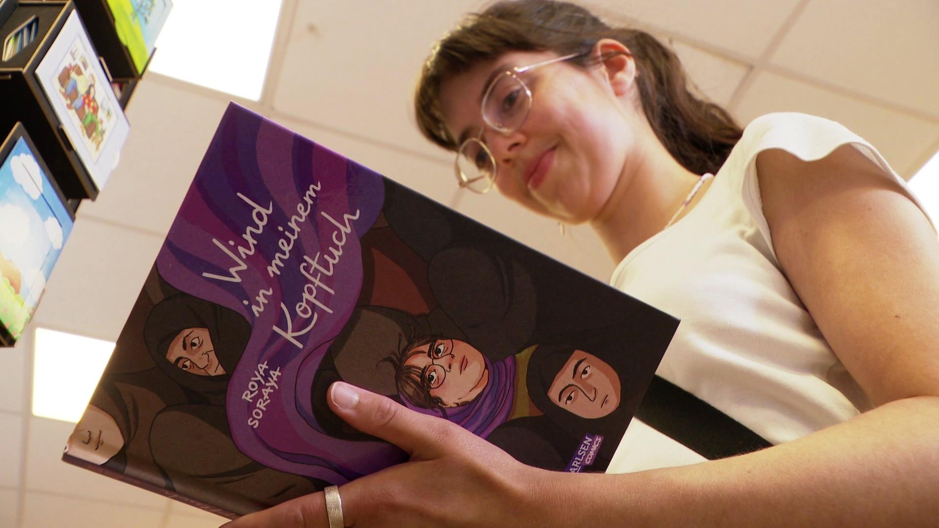Roya Soraya hält ihr Graphic Novel in der Hand.  | NDR