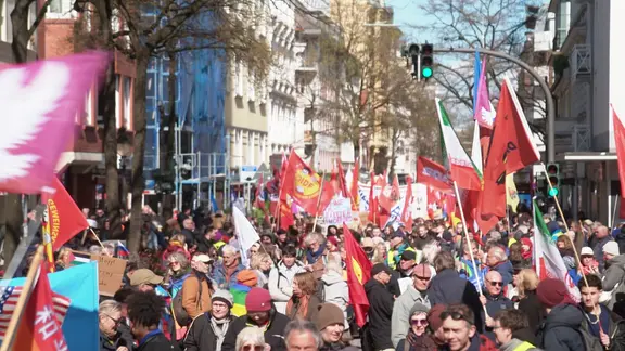 Teilnehmer des Ostermarsches in Hamburg.