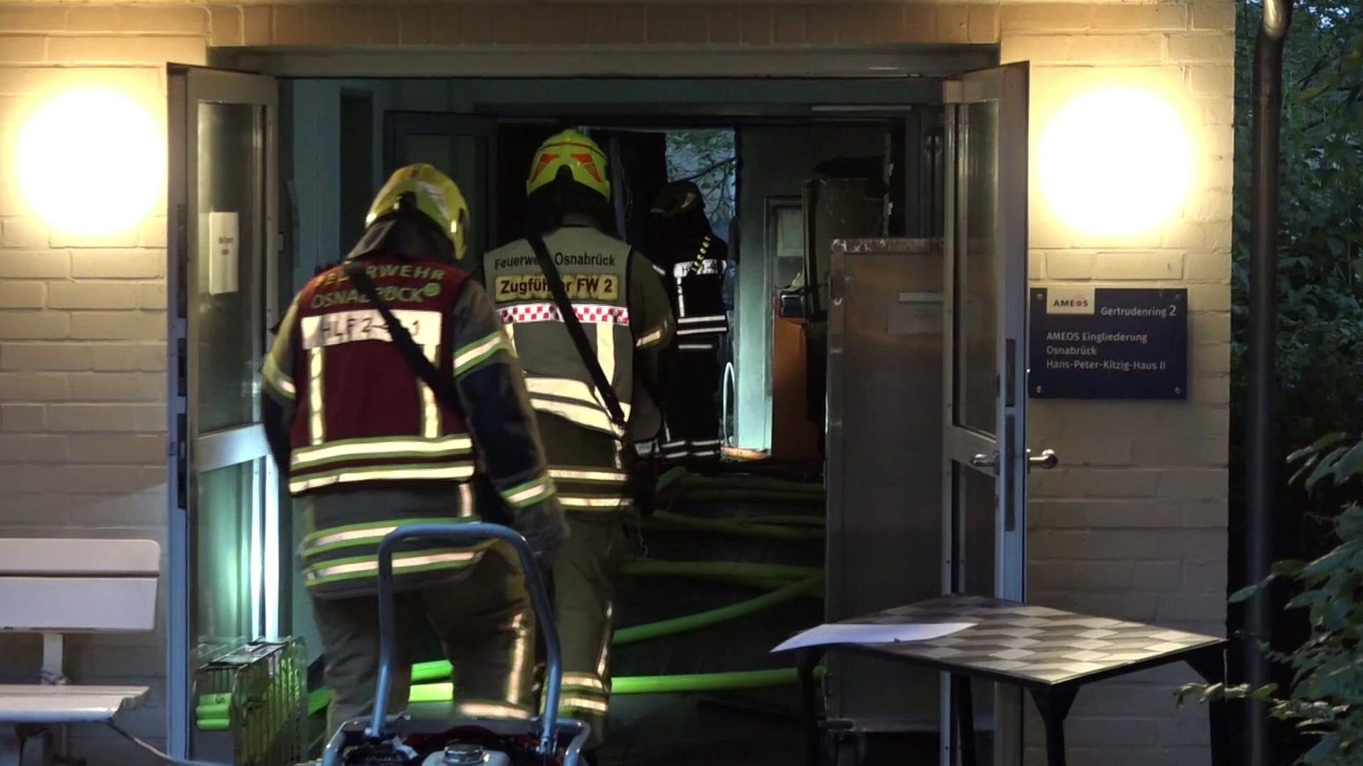 Feuerwehrleute betreten nach einem Brand eine vollstationäre Wohneinrichtung. | Nord-West-Media TV