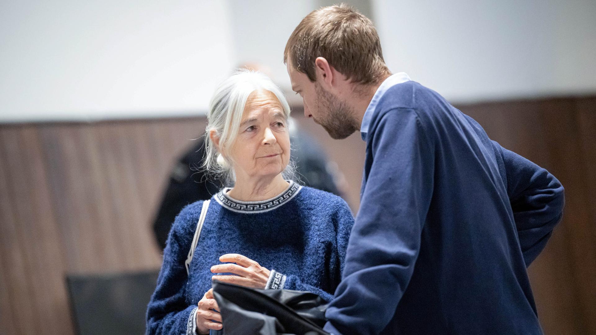 Daniela Klette steht mit ihrem Anwalt Lukas Theune im Gerichtssaal in Verden | picture alliance/dpa-Bildfunk, Sina Schuldt