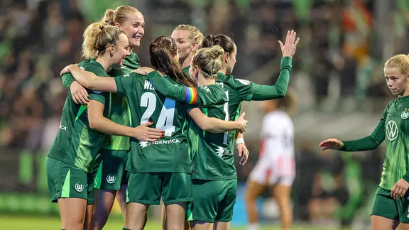 Spielszene Wolfsburg gegen Freiburg: VfL-Spielerinnen jubeln.