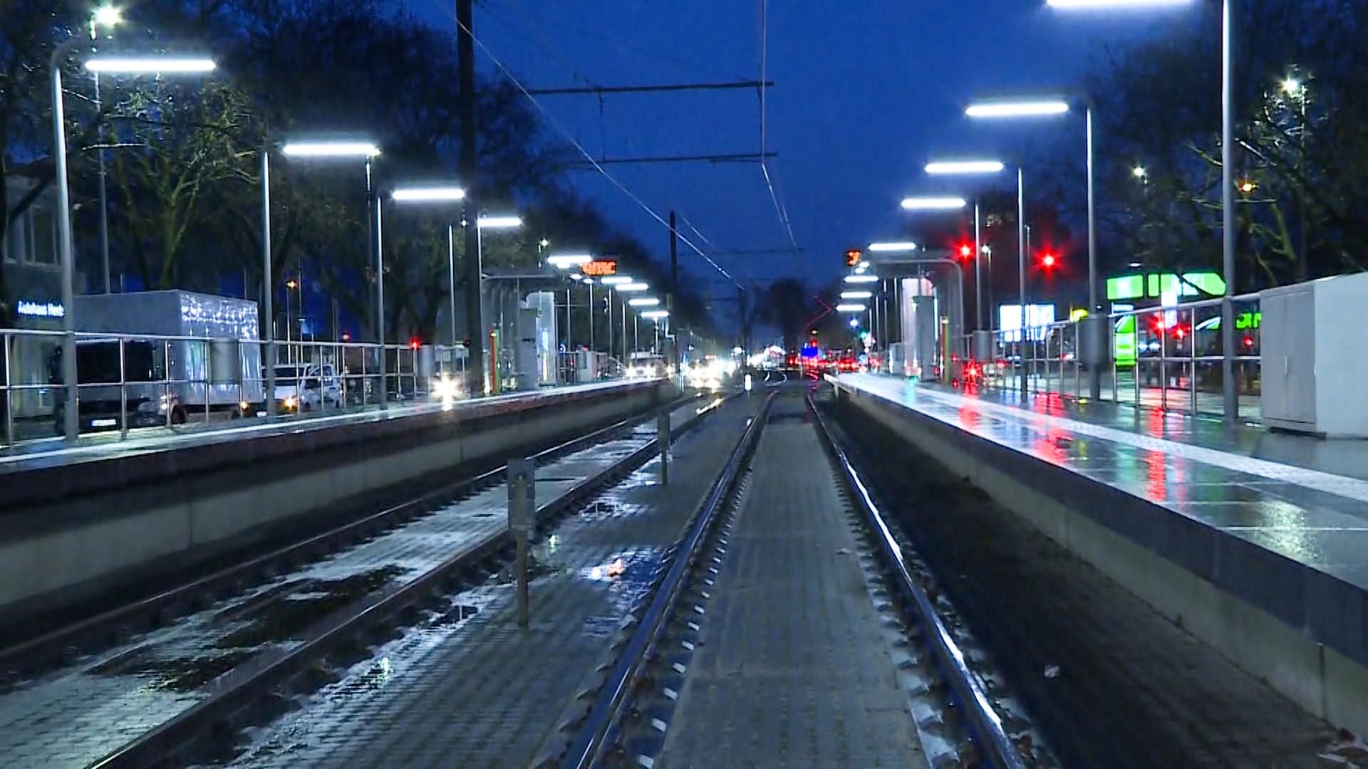 Eine menschenleere Bahnhaltestelle in Hannover am Morgen. | TeleNewsNetwork