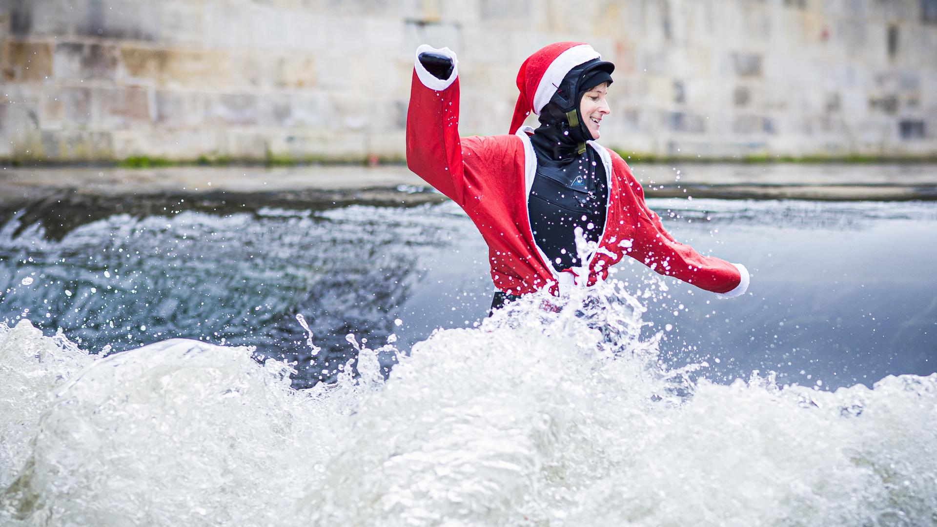 Eine verkleidete Surferin surft auf der 