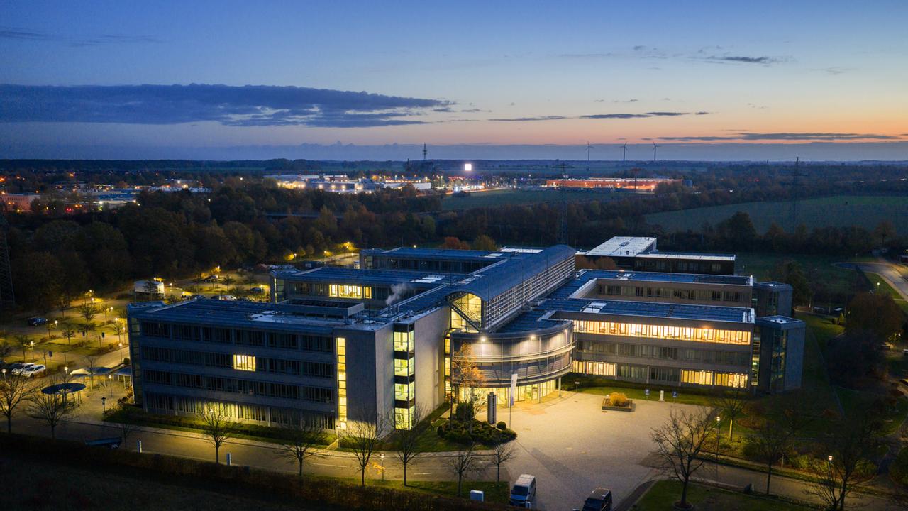 Peine: Der Sitz der Bundesgesellschaft für Endlagerung (BGE) in der Morgendämmerung (Luftaufnahme mit Drohne).
