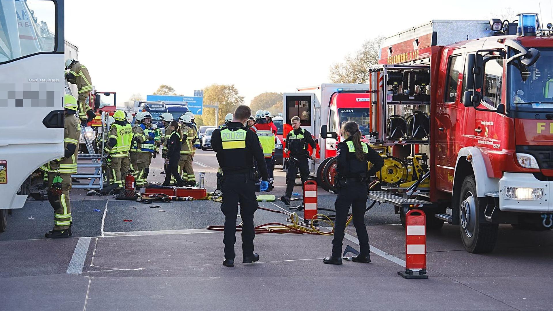 Lkw und Einsatzkräfte stehen auf der A1 nach einem tödlichen Unfall.  | Nord-West-Media TV