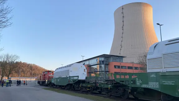 Castor-Transport vor dem Atommüll-Zwischenlager Isar.