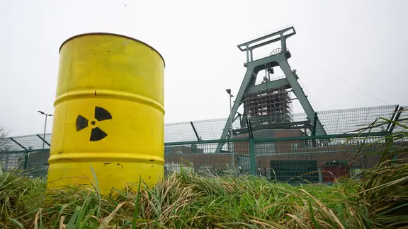 Ein Fass mit einem aufgemalten Atom-Zeichen steht als Protestaktion am Gelände vom Schacht Konrad.