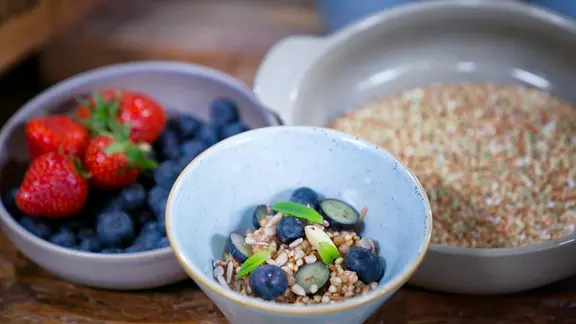 Buchweizen-Porridge mit Beeren