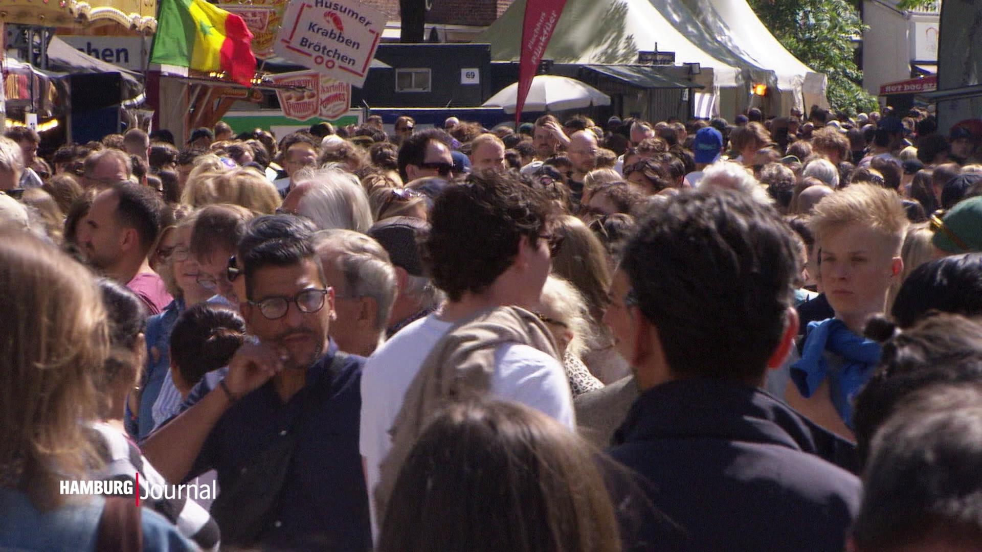 Sehr viele Menschen bei einem Straßenfest. | Screenshot