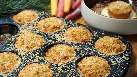 Karotten-Apfel-Muffins in einem Muffinblech.